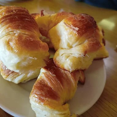 Desayuno artesanal con medialunas en Hotel Deruhá
